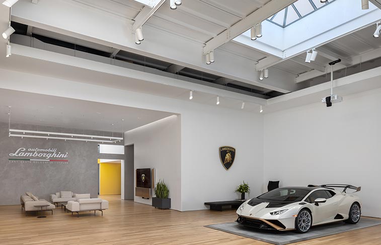 living-divani-e-automobili-Lamborghini-la-partnership-per-il-restyling-dell-esclusiva-Lamborghini-Lounge